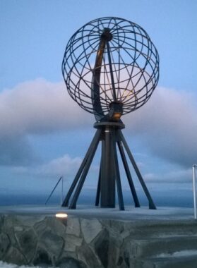 Nordkapp-Globus am Abend