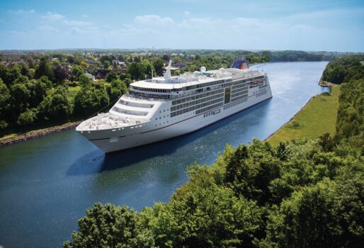 MS Europa 2 im Nord-Ostsee-Kanal