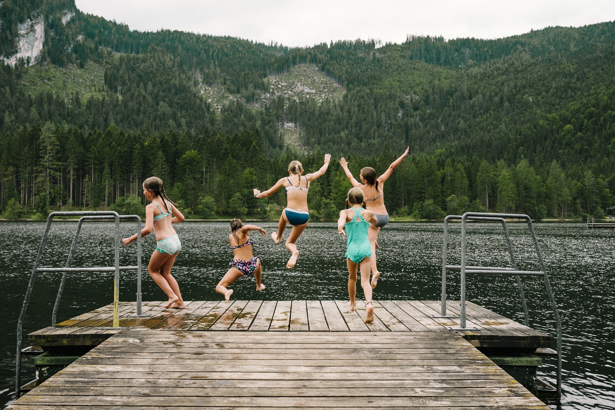 Kinder springen vom Steg in den See, Aldiana Hochkönig