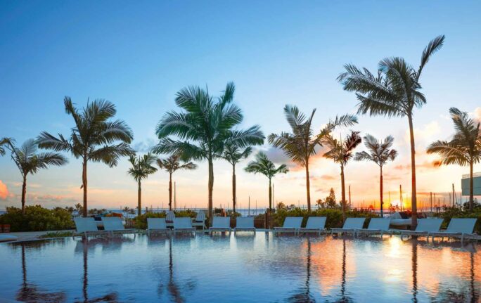 Pool bei Sonnenuntergang, The Abu Dhabi Edition