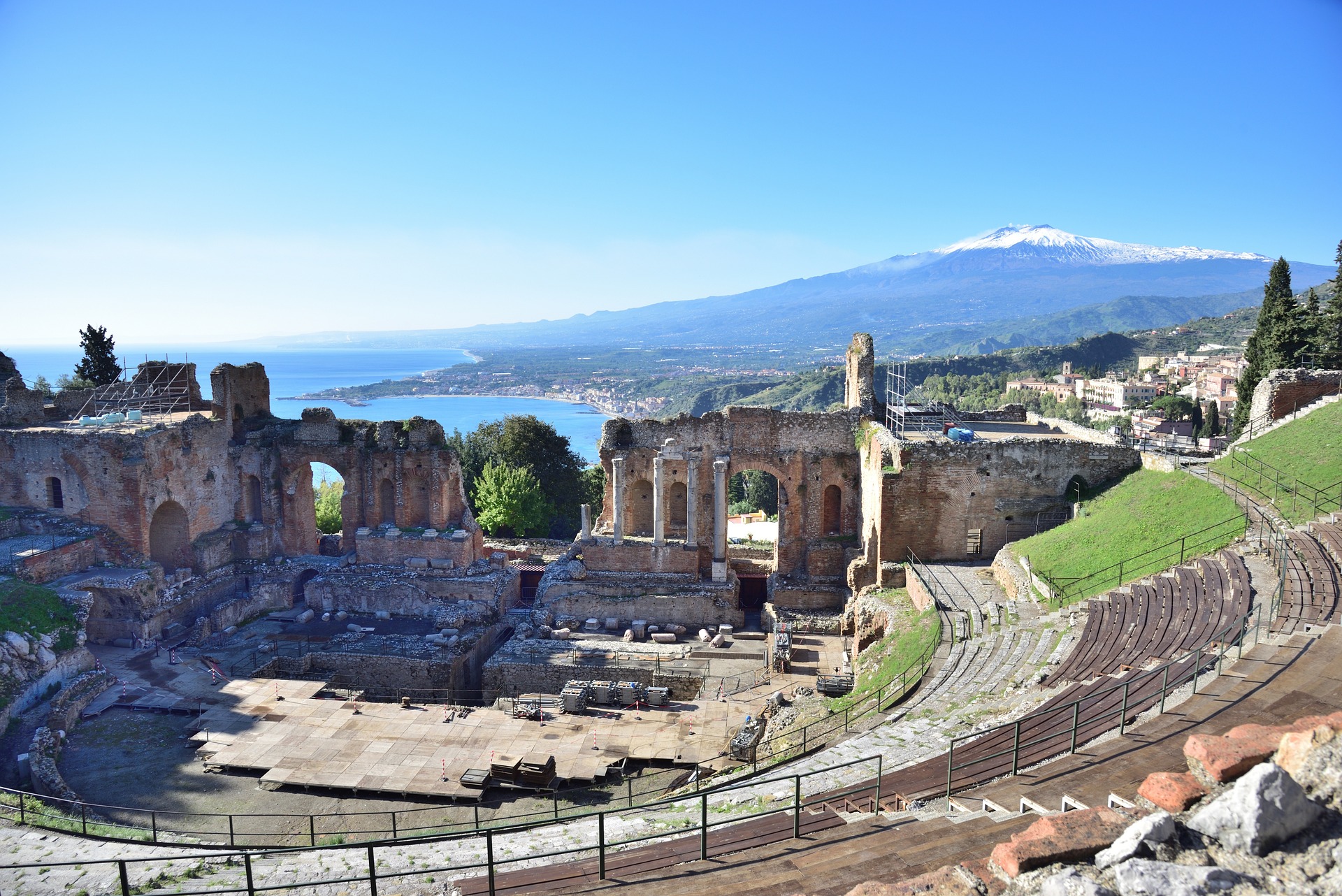 Altes Theater in Taormina mit Blick auf den Ätna, Sizilien