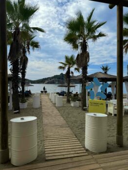 Steg vom Hotel zum Meer