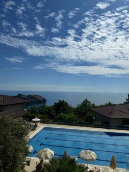 TUI Blue Sarigerme, Panoramablick über den Pool auf das Meer