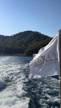 Bootsfahrt auf dem Meer direkt vor dem Rixos Premium