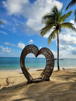 Herzskulptur am Strand
