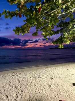 Strand und Meer bei Sonnenuntergang