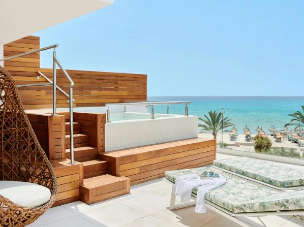 Balkon  mit Whirlpool und Liegen, Meerblick