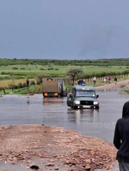 Jeep bahnt sich seinen Weg durch eine riesige Wasserlache