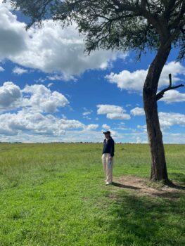 Kollegin unter einem Baum in der Steppe