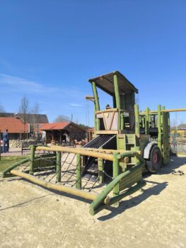 Mähdrescher als Klettergerüst