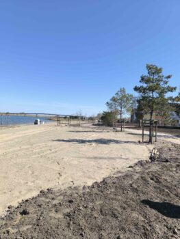 Strand mit kleiner Promenade am Wangerland Resort