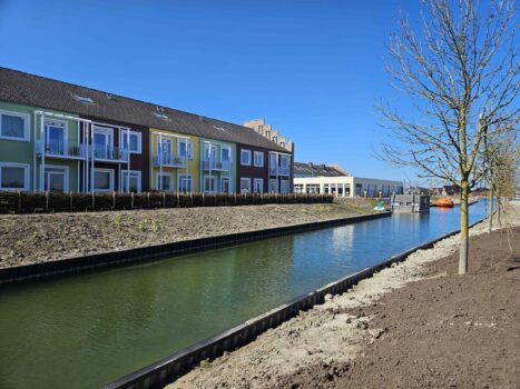 Renovierte Wohngebäude mit kleinem Kanal vor der Tür