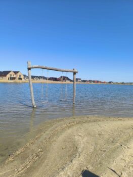 Schaukeln im Meer im Wangerland Resort