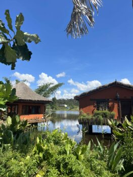 Kleine Hotelanlage am See