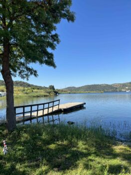 Kleiner See mit Holzsteg