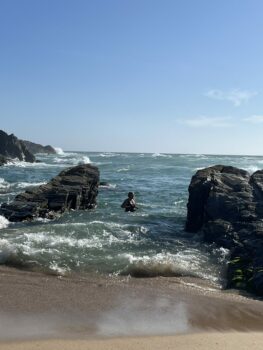 Frau im Meer bei Wind & Wetter