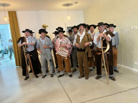 Männerchor bei einem Auftritt