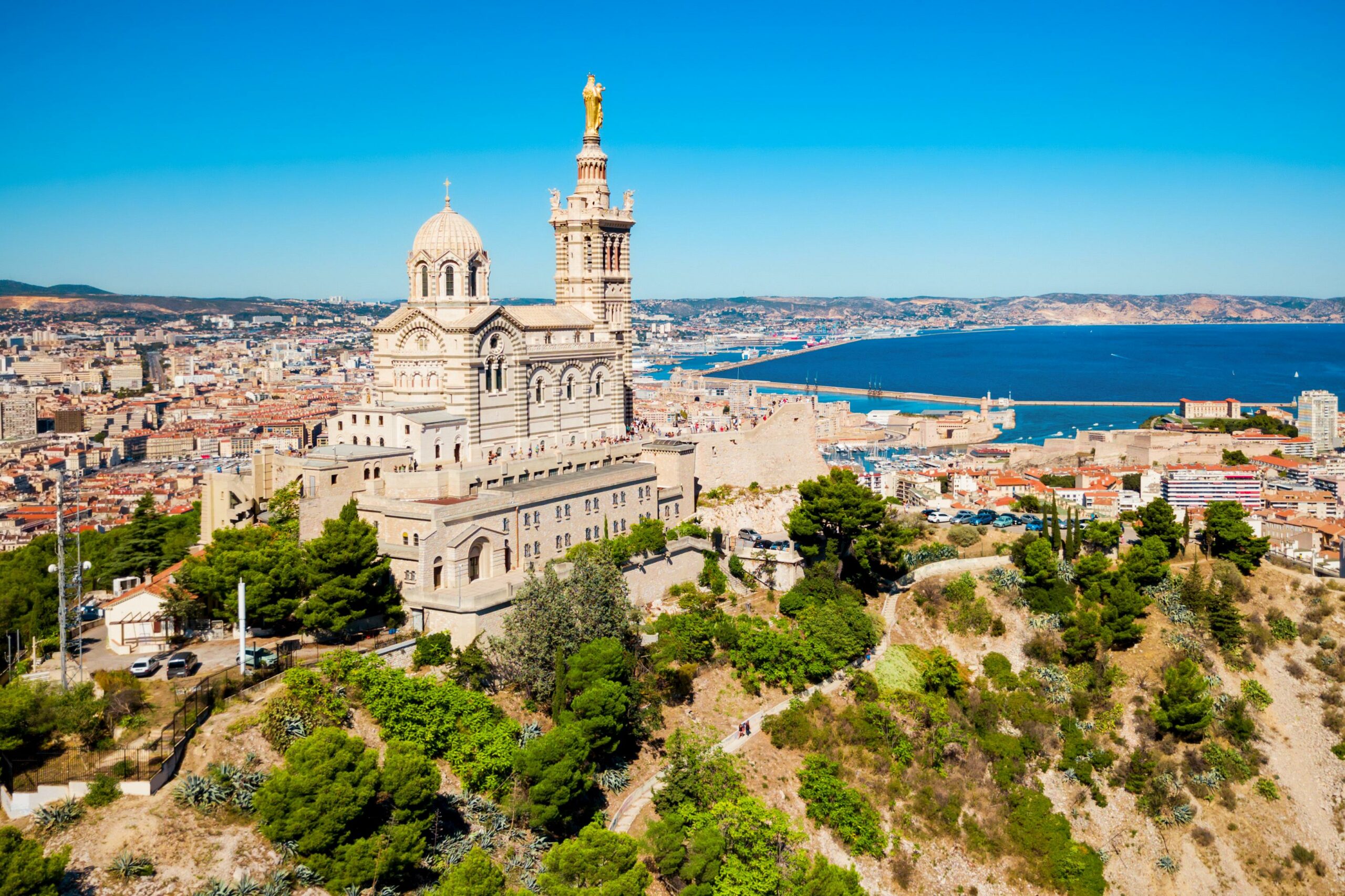 Blick auf die Notre Dame de la Garde und das Meer vor Marseille