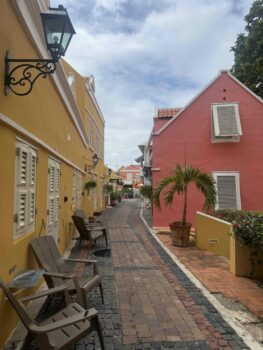 Bunte Gassen im Hulanda Village