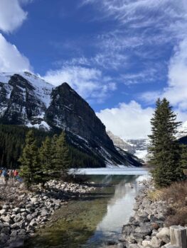 Ausblick auf die Rocky Mountains mit einem noch Eis bedeckten See