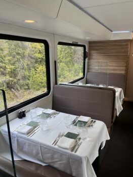 Edel gedeckter Tisch im Rocky Mountaineer