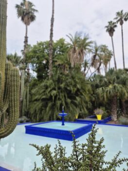 Blauer Brunnen in einem Garten in Marrakesch