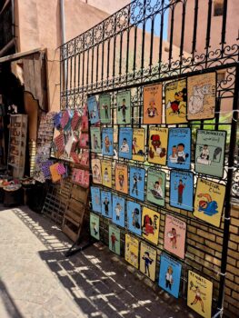 Bunte Bilder und Souvenirs auf einem Markt in Marrakesch