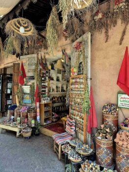 Kleines Geschäft auf einem Markt in Marrakesch