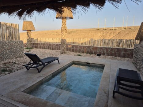 Privater Pool im Wüstencamp