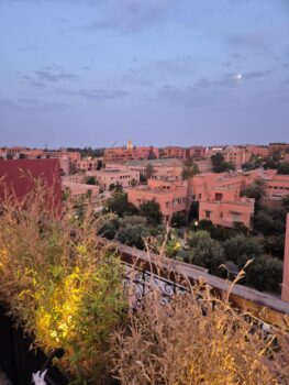 Blick über Marrakesch bei Sonnenuntergang