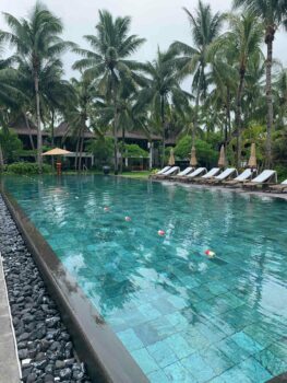 Hotelpool mit Liegen