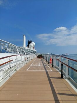 Blick über das Sonnendeck der Queen Anne