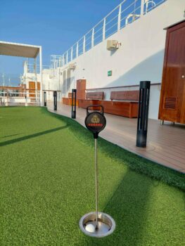 Minigolfcourse zum Putten an Bord der Queen Anne