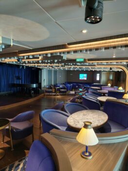 Bar mit Bühne für Karaoke oder Discobeats