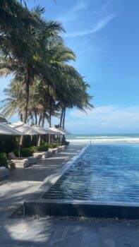 Blick vom Pool aufs Meer im Tia Wellness Resort, Vietnam