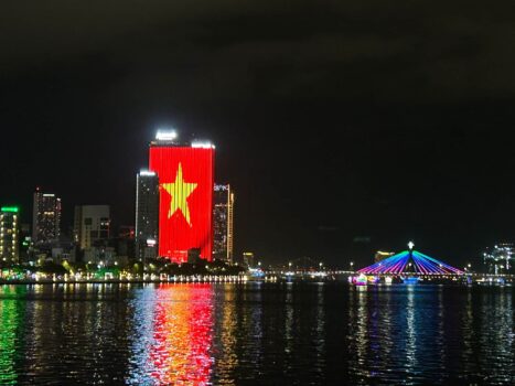 Blick auf ein beleuchtetes Hochhaus bei Nacht in Danang, Viietnam