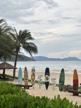 Strand mit Surfbrettern in Vietnam