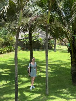 Lea Scholle in einem Palmengarten in Vietnam