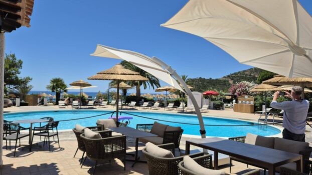 Hotelpool mit Loungesesseln und Sonnenschirmen