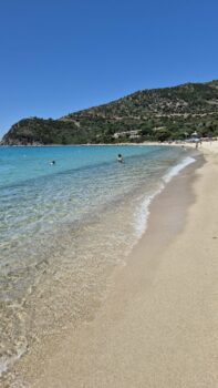 Sandstrand mit glasklarem Wasser auf Sardinien