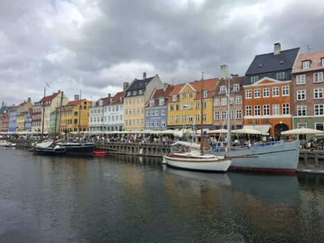 Promenade mit bunten Häusern und Booten in Kopenhagen