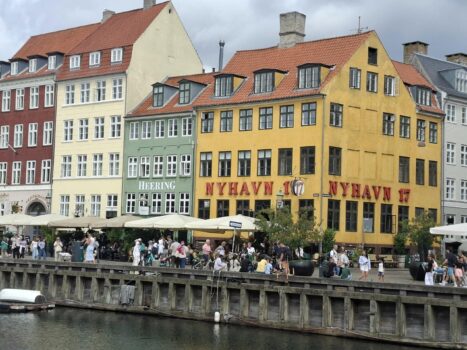 Promenade mit bunten Häusern in Kopenhagen