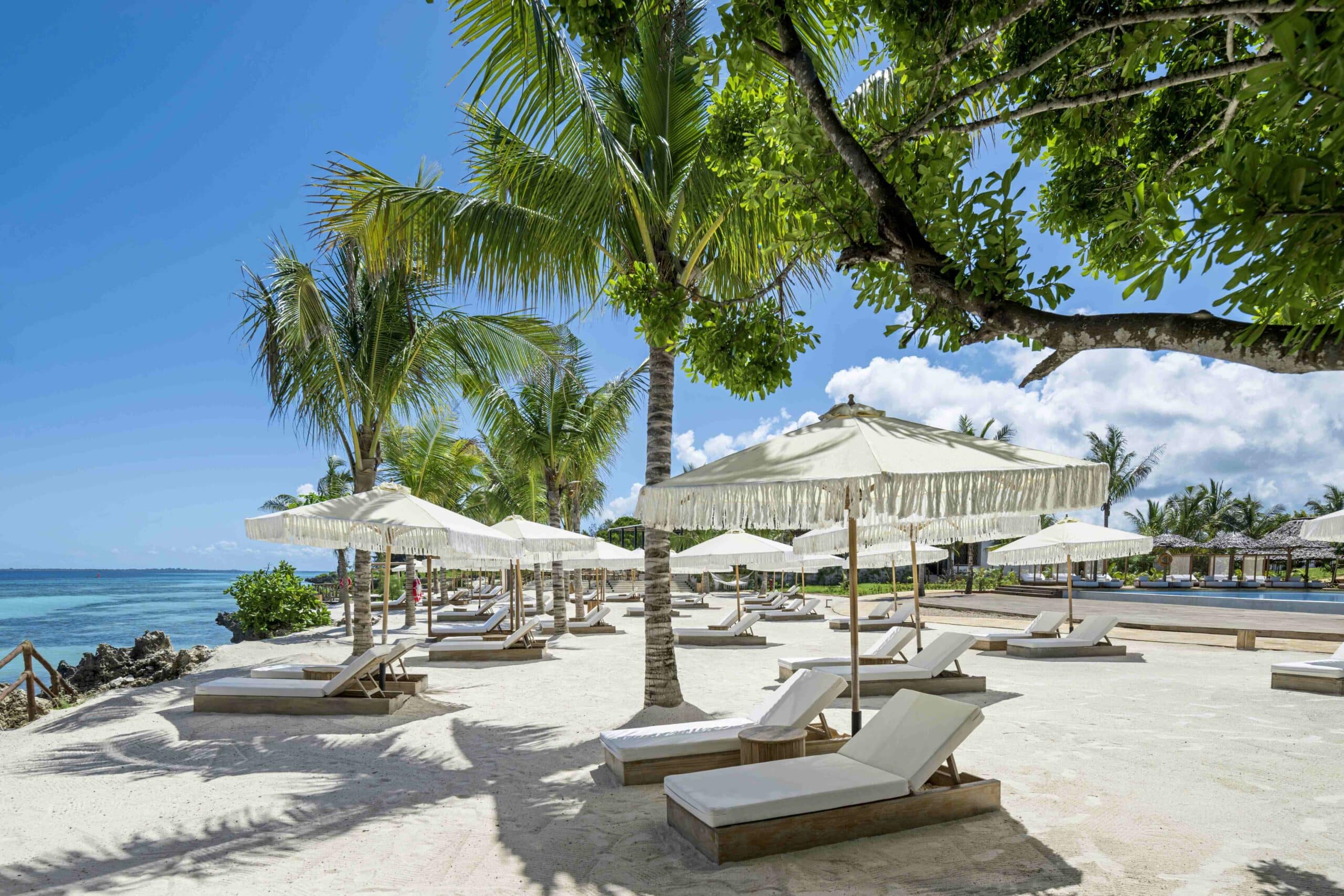 Liegen zwischen Palmen und Sonnenschirmen im Aldiana Club Zanzibar