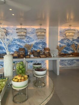 Buffet im Hotel mit verschiedenen Behältern, Obst und Säften