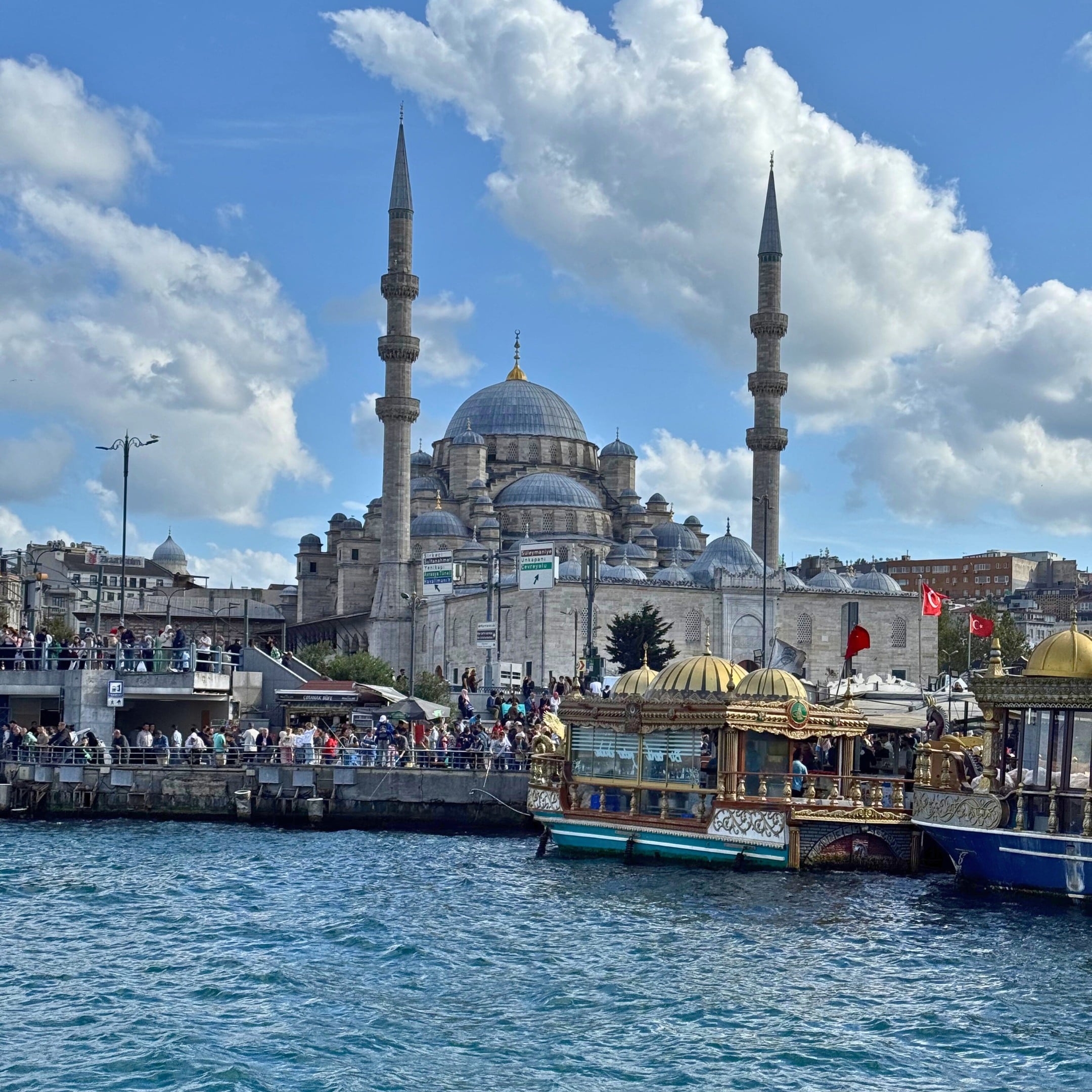 Blick vom Bosporus auf die Moschee