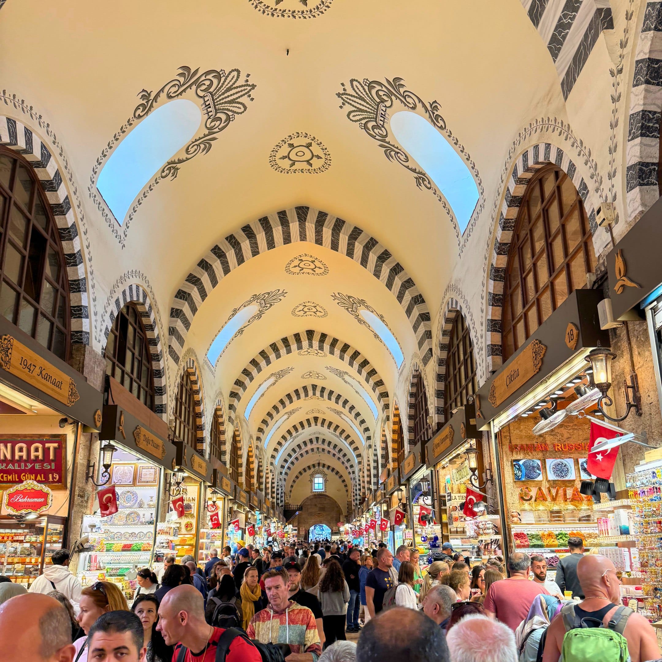 Basar in Istanbul mit bunten Marktständen