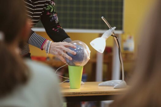 Klimaschutzpaket Teil Klimabildung an deutschen Schulen Gemeinsam mit der Deuschen Umwelt-Aktion e.V. hat atmosfair zwei Unterrichtsmodule entwickelt für einen altersgerechten und interaktiven Unterricht zum Nachdenken und Handeln